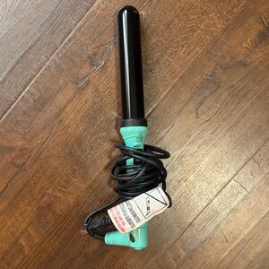 Nutika Turquoise Curling Wand w/ heat resistant glove